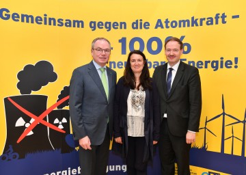 Im Bild von links nach rechts:  Landesrat Dr. Stephan Pernkopf, Monika Langthaler,  Marrakesch-Teilnehmerin und Geschäftsführerin von Brainbows, Dr. Christian Helmenstein vom Economica Institut