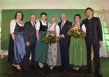 \"Die Bäuerinnen Niederösterreichs\" feierten gemeinsam mit Landeshauptmann Dr. Erwin Pröll, hier flankiert von Landwirtschaftskammer-Präsident Ing. Hermann Schultes, Bundesbäuerin Andrea Schwarzmann, Landesbäuerin Irene Neumann-Hartberger und \"Die Bäuerinnen Niederösterreichs\"-Geschäftsführerin DI Elfriede Schaffer (von links nach rechts) ihr 40-Jahre-Jubiläum.