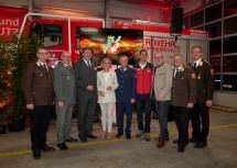 Die „Sicherheitsfamilie“ Niederösterreich mit Feuerwehrpräsident Robert Mayer rund um Militärkommandant Martin Jawurek, Rot Kreuz Präsident Josef Schmoll, Landeshauptfrau Johanna Mikl-Leitner, Landespolizeidirektor Franz Popp, Bergrettung Landesleiter Matthias Cernuska, LH-Stellvertreter Stephna Pernkopf, Landesfeuerwehrkommandant Dietmar Fahrafellner und Landesfeuerwehrkommandant-Stellvertreter Martin Boyer (v.l.n.r.).