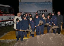 Auch die Jugendfeuerwehr durfte beim feierlichen Spatenstich mit Landeshauptfrau Johanna Mikl-Leitner mitanpacken.