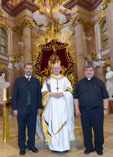 Landtagspräsident Hans Penz, Abt Matthäus Nimmervoll und Pfarrer Johannes Schörgmayer vor dem Altar.