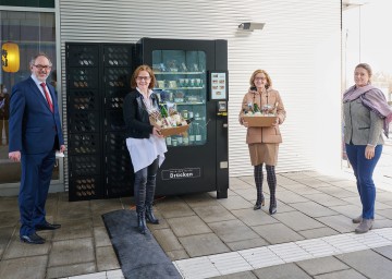 Nahmen den neuen Verkaufsautomaten in Betrieb (von links): Andreas Neuwirth (Obmann der Dienststellenpersonalvertretung), Landesrätin Christiane Teschl-Hofmeister, Landeshauptfrau Johanna Mikl-Leitner und Judith Hartl.