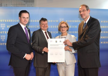 Abschluss der neuen Leistungsvereinbarung für das IST Austria: Der Klosterneuburger Bürgermeister Stefan Schmuckenschlager, der Präsident des IST Austria Thomas Henzinger, Landeshauptfrau Johanna Mikl-Leitner und Wissenschaftsminister Heinz Faßmann (von links nach rechts).