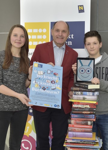 Landeshauptmann-Stellvertreter Mag. Wolfgang Sobotka mit den beiden Leseratten Lena und Stephan.