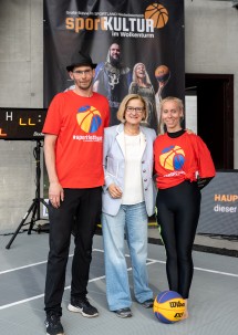 Landeshauptfrau Johanna Mikl-Leitner mit den Initiatoren Andreas und Monika Stolze