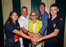Landesfeuerwehrkommandant Dietmar Fahrafellner, Landeshauptfrau Johanna Mikl-Leitner und Bürgermeister Franz Göd mit der Feuerwehrjugend.