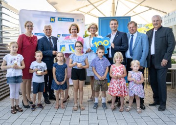 Von links nach rechts: Bgm. Manuela Zebenholzer (Hollenstein a.d. Ybbs), Bgm. Johann Zeiner (Maria Enzersdorf), Landesrätin Christiane Teschl-Hofmeister, Landeshauptfrau Johanna Mikl-Leitner, Bgm. Daniel Fröschl (Staatz), Bgm. Hermann Gruber (Irnfritz-Messern) und Bgm. Franz Dam (Absdorf) mit den Kindern Sarah, Benjamin, Anna, Magdalena, Florian, Johanna und Emilia.