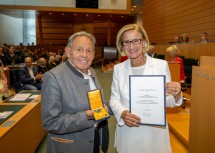 Landeshauptfrau Johanna Mikl-Leitner und Herbert Schleich, langjähriger Fotograf der Landesamtsdirektion/Öffentlichkeitsarbeit, Gemeinderat a.D., ehemaliger Obmann und Präsident des Sportvereins Zellerndorf, mit seiner „Goldenen Medaille des Ehrenzeichens für Verdienste um das Bundesland Niederösterreich“. 