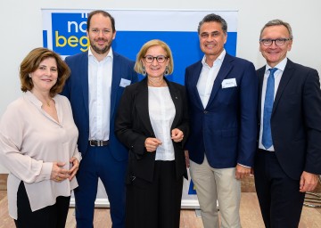 Beim NÖBEG Unternehmerfrühstück (v.l.n.r.)  NÖBEG Geschäftsführerin Doris Agneter, Rainer Ulrich, Geschäftsführer Ulrich Etiketten, Landeshauptfrau Johanna Mikl-Leitner, YUU'n MEE Geschäftsführer Robert Hermann und NÖBEG Geschäftsführer Stefan Chalupa.