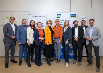 (v.l.n.r.) Abteilungsleiter Peter Neurauter (Abteilung Wohnungsförderung), Obmann Jochen Flicker (ARGE der Baugewerbe der WKNÖ), Susanne Formanek (Renowave.AT), Michaela Smertnig (BEUC), Wohnbau-Landesrätin Christiane Teschl-Hofmeister, Norbert Flamisch (NEU), Ulla Unzeitig (Renowave AT), Elias Molitschnig (Bundesministerium für Wohnen, Kunst, Kultur, Medien und Sport), Rupert Ledl (Donau Uni Krems) und Hannes Warmuth (Bundesministerium für Innovation, Mobilität und Infrastruktur).