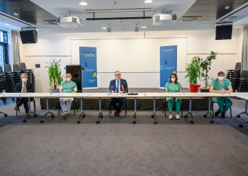 Sprachen über die aktuelle Lage in den Intensivstationen (von links): Direktor Markus Klamminger, Intensivmediziner Christoph Hörmann, LH-Stellvertreter Stephan Pernkopf, Stationsleiterin Sabine Gubi und DGKP Markus Korntheuer.