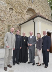 Vor dem neugestalteten barrierefreien Kircheneingang: Bezirkshauptmann Mag. Andreas Riemer, Pfarrer Mag. Kazimierz Sanocki Prälat KR Mag. Maximilian Fürnsinn, Propst des Stiftes Herzogenburg, Landeshauptmann Dr. Erwin Pröll, die Landtagsabgeordnete Doris Hahn, MEd, und Bürgermeister Ing. Hermann Kühtreiber. (v.l.n.r.)