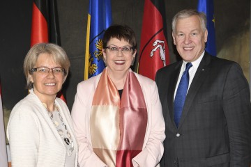 Im Bild von links nach rechts: Landesrätin Petra Bohuslav, Ministerin Birgit Honé und Landesrat Martin Eichtinger.