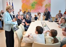 Landeshauptfrau Johanna Mikl-Leitner nahm sich viel Zeit für die Besucherinnen und Besucher beim Tag der offenen Tür in ihrem Büro im Landhaus St. Pölten