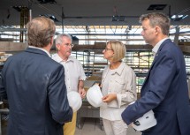 Landtagsdirektor Thomas Obernosterer, Landtagspräsident Karl Wilfing, Landeshauptfrau Johanna Mikl-Leitner und Abteilungsleiter Christoph Reiter auf der Sitzungssaal-Baustelle (v.l.n.r.).