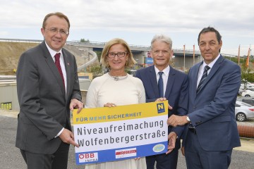 Landeshauptfrau Johanna Mikl-Leitner freute sich mit Bürgermeister Matthias Stadler (ganz links), Franz Bauer von den ÖBB und Straßenbaudirektor Josef Decker (ganz rechts) über die Fertigstellung des Brückenobjektes 