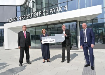 Eröffnung Office Park 4 am Flughafen Wien-Schwechat: Flughafen Vorstand Günther Ofner, Landeshauptfrau Johanna Mikl-Leitner, Architekt Heinz Neumann und Flughafen-Vorstand Julian Jäger (v.l.n.r.)