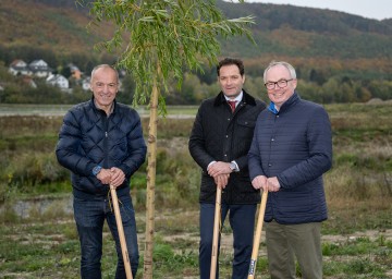 Fahrafeld: Hochwasserschutz um 43 Millionen Euro fertiggestellt. Im Bild Obmann Bgm. Andreas Ramharter, Bundesminister Norbert Totschnig und LH-Stellvertreter Stephan Pernkopf