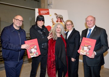  (v.l.) Eröffnung der Jubiläumsausstellung zum 75. Geburtstag von Manfred Deix: Gottfried Gusenbauer, Künstlerischer Leiter des Karikaturmuseums Krems, Künstler Gottfried Helnwein, Marietta Deix, Landeshauptfrau Johanna Mikl-Leitner und Landeshauptmann a.D. Erwin Pröll.