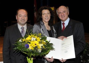Mag. Alexandra Grabner-Fritz mit ihrem Vorgänger als Bezirkshauptmann von Neunkirchen Dr. Heinz Zimper und Landeshauptmann Dr. Erwin Pröll.