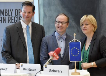 Im Bild von links nach rechts: VRE-Vize-Präsident Lukas Mandl, VRE-Präsident Magnus Berntsson und Landesrätin Barbara Schwarz.