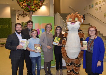 Matthias Pacher, Geschäftsführer des Museums Niederösterreich, Intendant Christoph Mauz, Landeshauptfrau Johanna Mikl-Leitner und die Gattin des Autors Erwin Moser Ruth Moser eröffneten mit Kindern und dem Maskottchen Thalino das 15. Kinder- und Jugendbuchfestival im Museum Niederösterreich (v.l.n.r.)