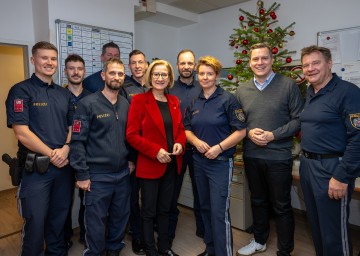 Landeshauptfrau Johanna Mikl-Leitner und Bürgermeister Christoph Kaufmann (2.v.r.) beim Besuch der Polizeiinspektion Klosterneuburg.