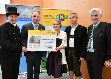 Im Bild von links nach rechts: Peter Engelbrechtsmüller, Landesinnung der Rauchfangkehrer, LH-Stellvertreter Dr. Stephan Pernkopf, die Gewinner Shirley Joan Weißenböck und Jürgen Weißenböck, Bürgermeister DI Dr. Willibald Fuchs