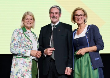 LH Mikl-Leitner gratuliert zu 140 Jahren Raiffeisen