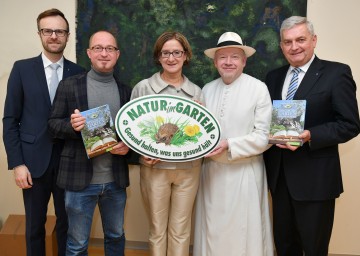 Im Bild von links nach rechts: Lars Müller-Marienburg (Superintendent der Evangelischen Kirche in Niederösterreich), Autor Mag. Joachim Brocks, Landeshauptmann-Stellvertreterin Mag. Johanna Mikl-Leitner, Kräuterpfarrer Benedikt Felsinger und „Natur im Garten“-Präsident Mag. Alfred Riedl bei der offiziellen Buchpräsentation
