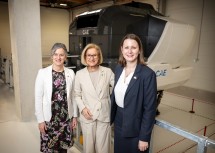 (v.l.) Die kanadische Botschafterin Alison Grant, Landeshauptfrau Johanna Mikl-Leitner und die Standortleiterin des Trainingszentrums, Meaghan Reeve.