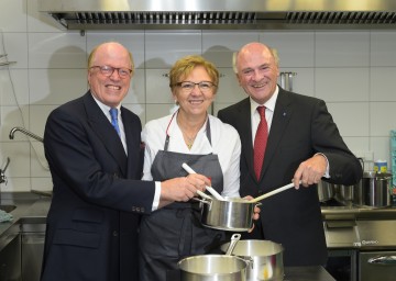 Das Wirtshaus „Leopold“ in Marktl/Lilienfeld eröffneten offiziell Dr. Cornelius Grupp, Küchenchefin Marianne Gnedt und Landeshauptmann Dr. Erwin Pröll. (v.l.n.r.)