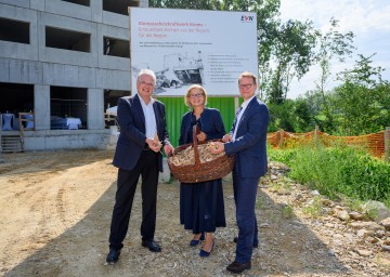 Von links nach rechts: Der Kremser Bürgermeister Reinhard Resch, Landeshauptfrau Johanna Mikl-Leitner und EVN-Vorstandssprecher Stefan Szyszkowitz.