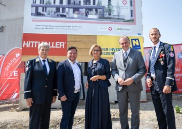 Baustellenbesichtigung Landeszentrale Arbeitersamariterbund in Traismauer: Samariterbund-Präsident Hannes Sauer, Bürgermeister Herbert Pfeffer, Landeshauptfrau Johanna Mikl-Leitner, GEBÖS-Obmann Andreas Kollross und Jürgen Heinrich vom Samariterbund (v.l.n.r.)