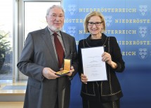 Ehrenzeichen-Überreichung in St. Pölten: Landeshauptfrau Johanna Mikl-Leitner mit dem Komponisten und Dirigenten H. K. Gruber.