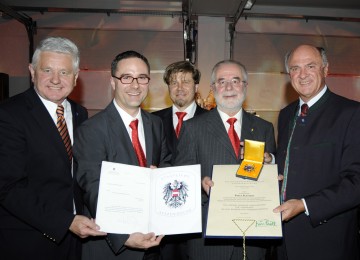 180-Jahr-Jubiläum der Firma Kastner in Zwettl: LH Dr. Erwin Pröll überreichte KR Peter Kastner das Große Goldene Ehrenzeichen, LHStv. Ernest Gabmann an Christof Kastner (Geschäftsleitung) das Bundeswappen. Im Bild Mitte: Stefan Kastner(Gesellschafter).