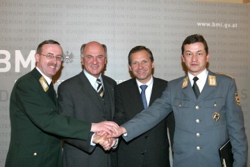 Klares Bekenntnis zur Sicherheit in NÖ. Sicherheitsdirektor Dr. Franz Prucher, LH Dr. Erwin Pröll, BM Dr. Ernst Strasser und Landesgendarmeriekommandant Mag. Arthur Reis (v.l.n.r.) beim heutigen Sicherheitsgipfel in Wien.