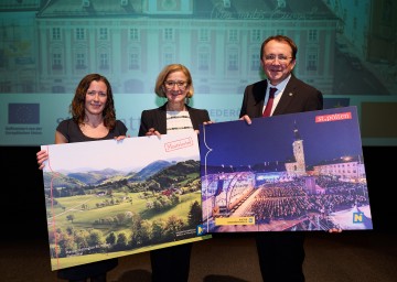 Landeshauptfrau Johanna Mikl-Leitner, flankiert von Cornelia Janker, Obfrau des Tourismusverbandes Pielachtal, und St. Pöltens Bürgermeister Matthias Stadler, bei einer Informationsveranstaltung zum Thema Kultur St. Pölten 2024 und Hauptstadtregion St. Pölten im Museum Niederösterreich in St. Pölten.