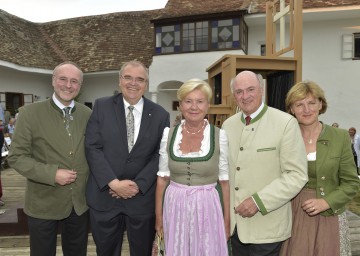 Kultur.Region.Niederösterreich Geschäftsführer Edgar Niemeczek, Justizminister Dr. Wolfgang Brandstetter, Hilfe im eigenen Land Präsidentin Elisabeth Pröll, Landeshauptmann Dr. Erwin Pröll und Brandlhof-Chefin Dorli Draxler (von links nach rechts) zeigten sich von Felix Mitterers Drama „Jägerstätter“ im Brandlhof in Radlbrunn beeindruckt.