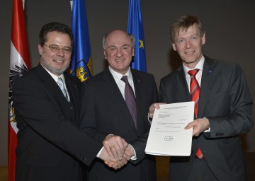 Landeshauptmann Dr. Erwin Pröll mit Bezirkshauptmann Dr. Martin Steinhauser (l.) und Bezirkshauptmann Dr. Peter Suchanek (r.).