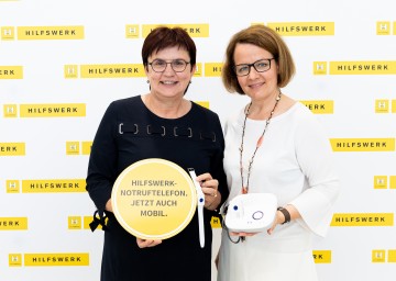 Sozial-Landesrätin Christiane Teschl-Hofmeister und Hilfswerk-Präsidentin Michaela Hinterholzer präsentierten zum 35-jährigen Jubiläum die mobile Variante des Notruftelefons.