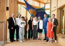 Bischof Alois Schwarz, Architekt Michael Salvi, Arik Berk, Mona Jas, Kulturstaatssekretärin Andrea Mayer, Emilia Bosch, Landeshauptfrau Johanna Mikl-Leitner, Bürgermeister Matthias Stadler, Dritte Präsidentin des NÖ Landestages Eva Prischl und der Abgeordnete zum NÖ Landtag Florian Krumböck.