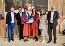 Eine Urkunde für die jahrelange Unterstützung von Licht ins Dunkel erhielt auch der Musikverein Zillingdorf/Eggendorf: (v.l.) Mario Thaler (GF Licht ins Dunkel), Alexander Hofer (Landesdirektor ORF NÖ), die Vertreterinnen des Musikvereins Zillingdorf/Eggendorf, Landeshauptfrau Johanna Mikl-Leitner, und Pius Strobl (Leiter ORF Humanitarian Broadcasting).