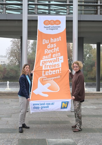 Elisabeth Cinatl, Sprecherin der NÖ Mädchen- und Frauenberatungsstellen, und Frauen-Landesrätin Christiane Teschl-Hofmeister