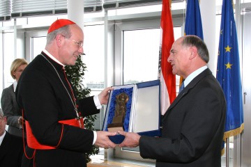 Landeshauptmann Dr. Erwin Pröll gratulierte heute Kardinal Dr. Christoph Schönborn zum Geburtstag und überreichte ihm „als sichtbares Zeichen des Dankes und der Anerkennung“ auch eine Ehrenstatuette des Hl. Leopold. 