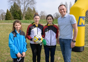 LR Jochen Danninger und drei Schülerinnen der Sportmittelschule St. Pölten 