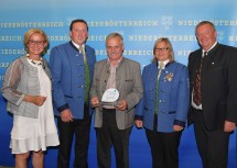 Andreas Maurer-Sonderpreis für den Blasmusikverein Kirchberg an der Pielach (Bezirk St. Pölten): Landeshauptfrau Johanna Mikl-Leitner, Obmann Severin Zöchbauer, Bürgermeister Anton Gonaus, Kapellmeisterin Karin Grubner und Direktor Peter Höckner, Landesobmann des NÖ Blasmusikverbandes (v.l.n.r.)