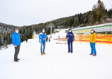 Markus Fürst (Geschäftsführer Wiener Alpen in Niederösterreich), Landesrat Jochen Danninger, Gerald Gabauer (Geschäftsführer der Schischaukel Mönichkirchen-Mariensee) und Isabella Hinterleitner (Projektleiterin Taskforce „Sicher rausgehen in Niederösterreich“) (v.l.n.r.) 