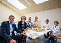 (v.l.n.r.): Regierungsrat Martin Czeiner, Familien-Landesrätin Christianen Teschl-Hofmeister, Kindergartenleiterin Waltraud Fichtinger, Stadträtin Roswitha Zieger mit den Kindern Luis und Juna.