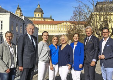 (v.l.n.r.) Astrid Niedermayer (Gemeinderätin und Mitglied im Ausschuss für Sport, Gesundheit und Vereine), Landesrat Martin Eichtinger, Dr. Martina Hasenhündl (Vizepräsidentin und Kurienobfrau niedergelassene Ärzte, Ärztekammer für NÖ), die drei Gründerinnen des neuen Gesundheitszentrums in Melk, Dr. Elisabeth Grünberger, Dr. Birgit Kuran und DDr. Ida-Maria Kisler, Norbert Fidler (Vorsitzender des Landesstellenausschusses der Österreichischen Gesundheitskasse in NÖ) und der Melker Bürgermeister Patrick Strobl.